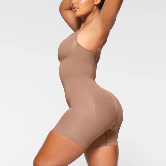- NEW SKIMS seamless 
MID THIGH BODYSUIT - Picture 4 of 4